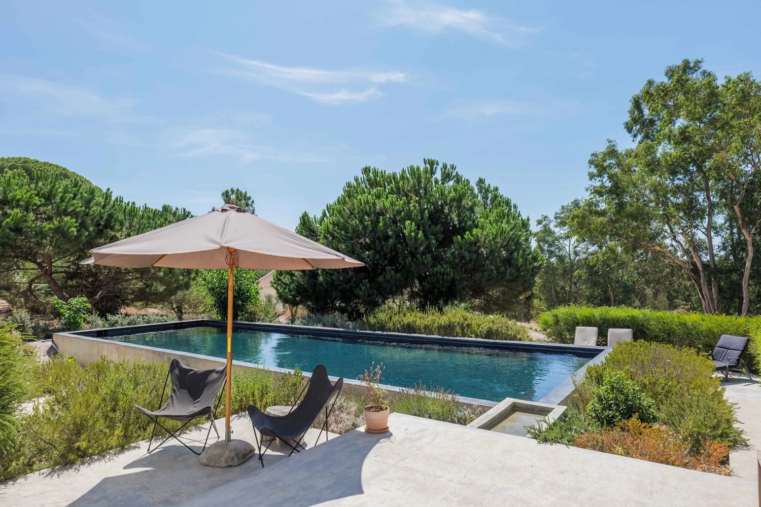 Piscina rodeada de jardim mediterrânico nas Casas na Ferraria